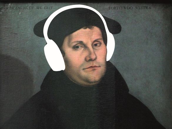 Luther mit Kopfhörern