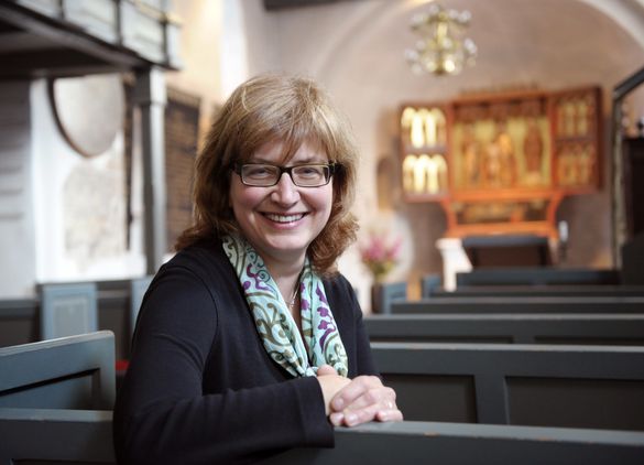 Pastorin Susanne Zingel in ihrer evangelischen Kirche auf Sylt