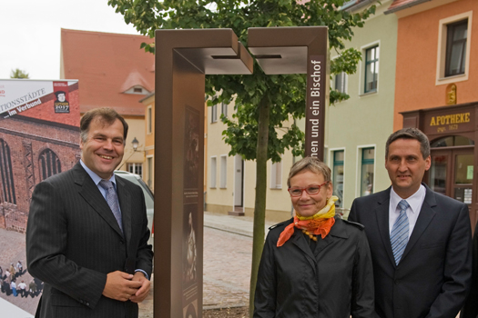 Stefan Dorgerloh und Sabine Kunst vor dem Reformationstor