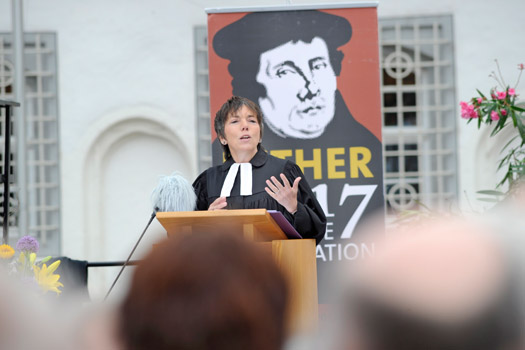 Margot Käßmann predigt auf dem Wittenberger Markt
