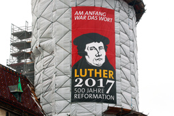 Banner "Lutherdekade" am Kirchturm der Schlosskirche Wittenberg