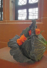 Wirsingkohl und orange Rosen