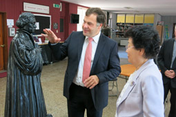 Kultusminister Dorgerloh und Sang Chang (ÖRK)