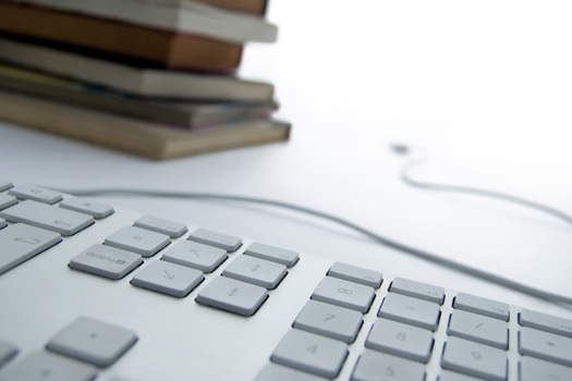 Tastatur mit alten Büchern