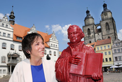 Margot Käßmann mit Lutherbotschafter auf dem Wittenberger Marktplatz