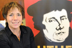 MArgot Käßmann vor Logo der Lutherdekade