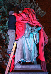 Sung Hern Lee verpackt die Statue
