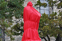 Verhülltes Luther-Denkmal