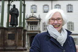 Synodenpräses Schwaetzer vor Lutherdenkmal