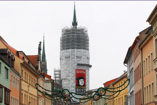 Logo Lutherdekade an der Wittenberger Schlosskirche