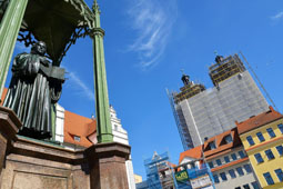 Türme der Stadtkirche Wittenberg im Baugerüst